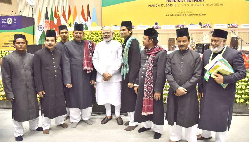 El primer ministro con miembros del Foro