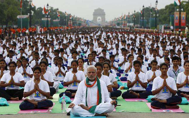 Le Premier ministre indien, Narendra Modi, pendant la Journée du Yoga en 2015, devant la India Gate à New Delhi. 