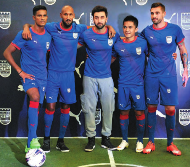 Mumbai City FC Mitbesitzer Ranbir Kapoor (Mitte) zusammen mit Spieler-und-Manager Nicolas Anelka (zweiter von links) und den Spielern Subrata Paul, Sunil Chhetri und Andre Moritz (von links nach rechts).