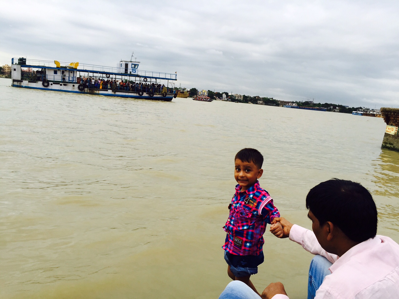 Un enfant profite de la brise du Gange, près du temple de Belur Math