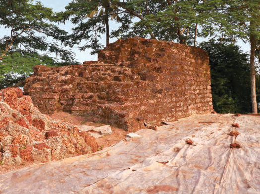 Bild Überschriften: Von links nach rechts: Das Kottappuram Fort kann am einfachsten über die Boote am Hop-On Hop-Off Anleger erreicht werden; Überreste des von Portugiesen 1523 erbauten Forts