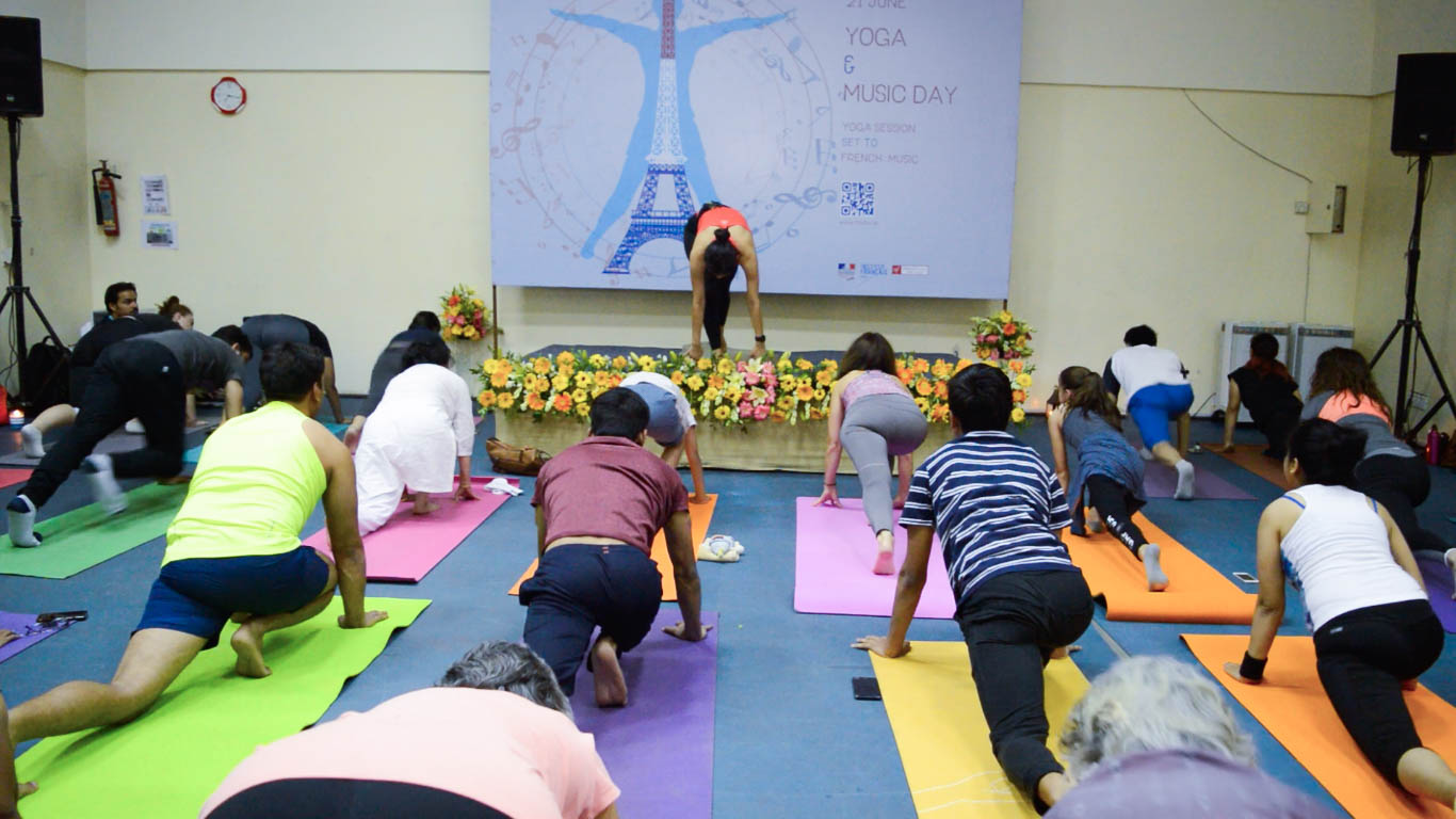 Des mélodies françaises mêlées à la pratique millénaire du yoga