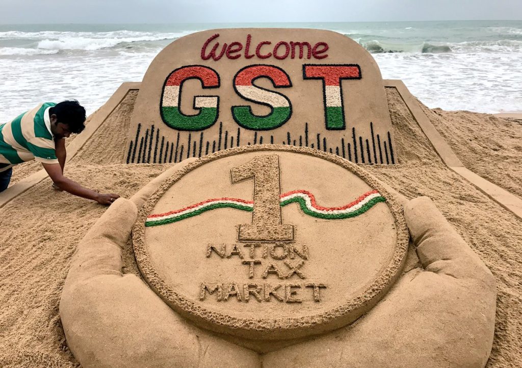 Installation artistique de Sudarshan Pattnaik pour commémorer la GST sur la plage « Puri » dans l’Odisha (Est)