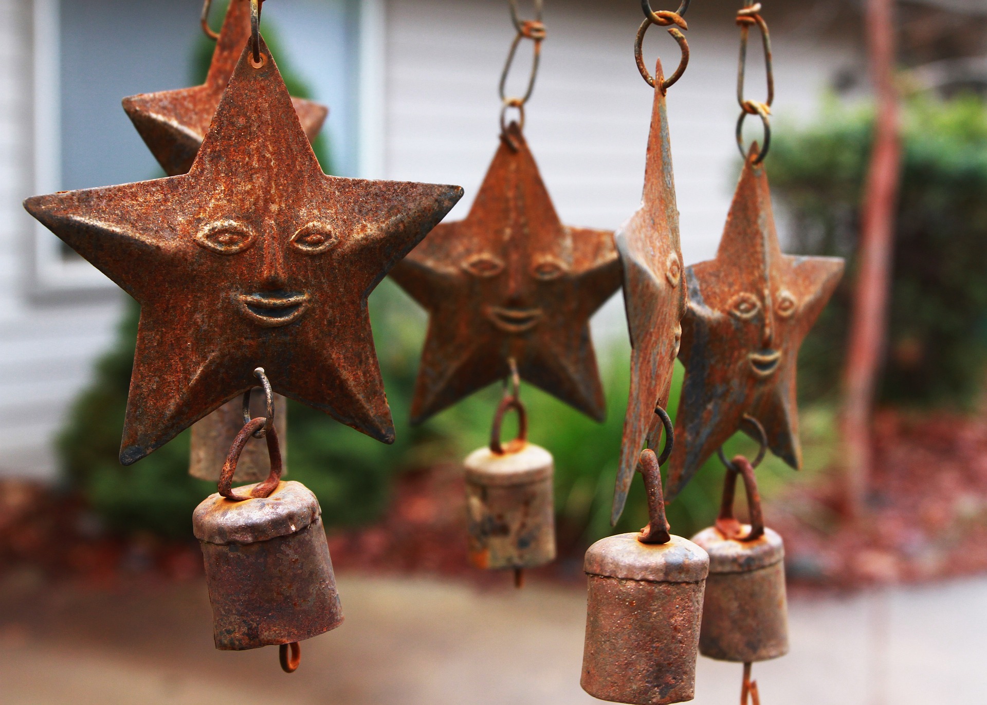 TIPS AND TRICKS YOU COULD USE TO GET RID OF NEGATIVE ENERGY AT HOME Wind-chimes-1147912_1920