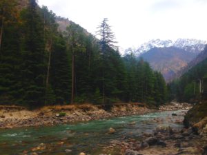 Walking by Kasol, one can spot the river Parvati and the mountains meeting 