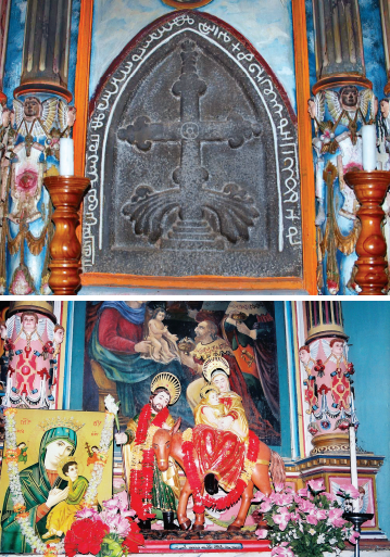 Au-dessus : la trés ancienne croix de l’église Valiyapalli de Kottayam ; Au-dessous : l’intérieur de l’église de Palayur