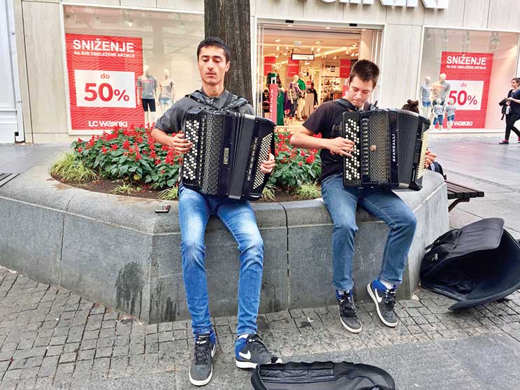 musicians-at-knez-mihailova-street