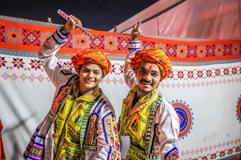 indian couple Gujrati Navratri Dandia Stock Photo - Alamy