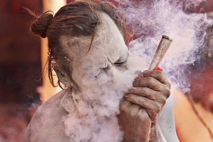 Ein Chilam rauchender Sadhu ist ein allgemeiner Anblick in Kumbh, der im Einklang mit ihrer Verehrung von Lord Shiva erfolgt