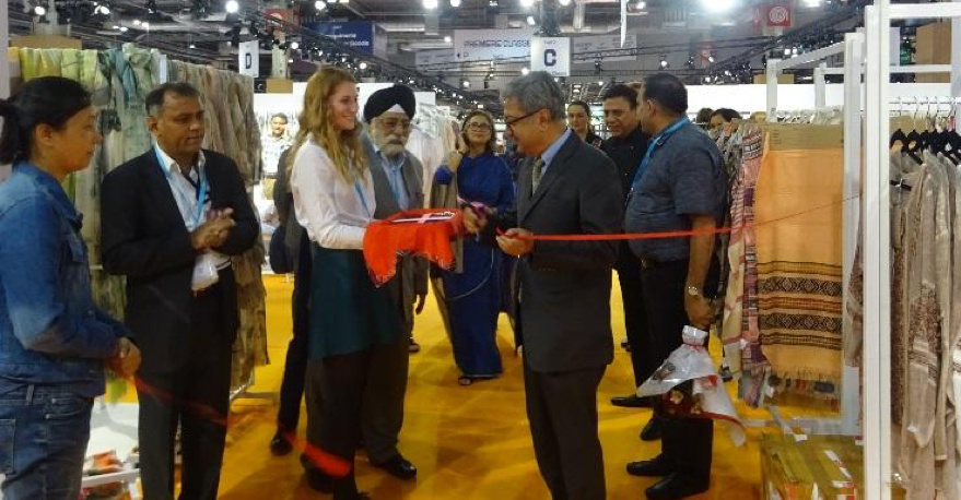 Inauguration par le secrétaire au textile, Raghvendra Singh, du pavillon indien lors de l'édition 2018 du salon Who's Next