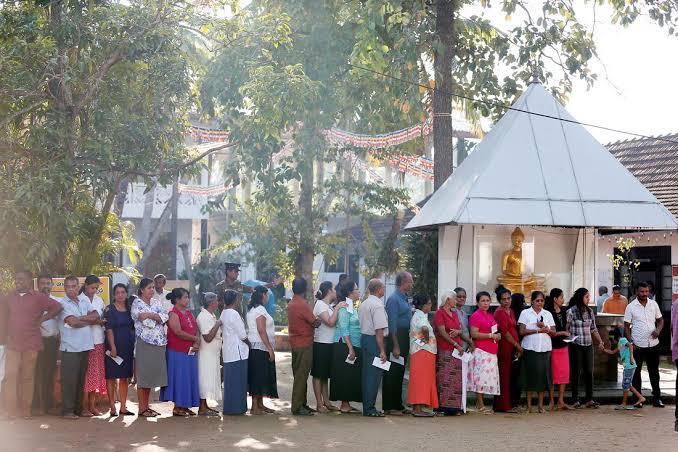 People queuing up to cast their vote during the presidential election in Sri Lanka (Courtesy: Reuters)
