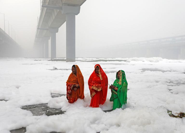 Des femmes prient dans la rivière Yamuna à Delhi, en novembre 2019 (crédit : Adnan Abidi) 