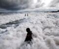 Une mer de mousse toxique sur Marina Beach à Chennai
