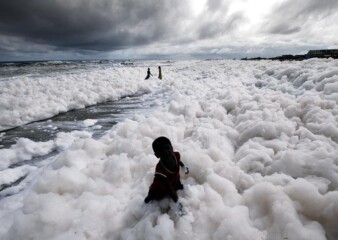 Une mer de mousse toxique sur Marina Beach à Chennai
