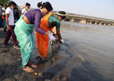 Delhi’s transgenders lend helping hand to Yamuna clean up