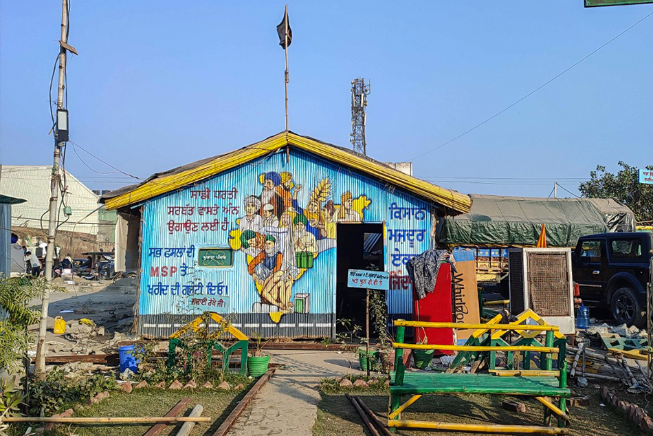 Makeshift-house, landmark of farmers protest, makes its way back home