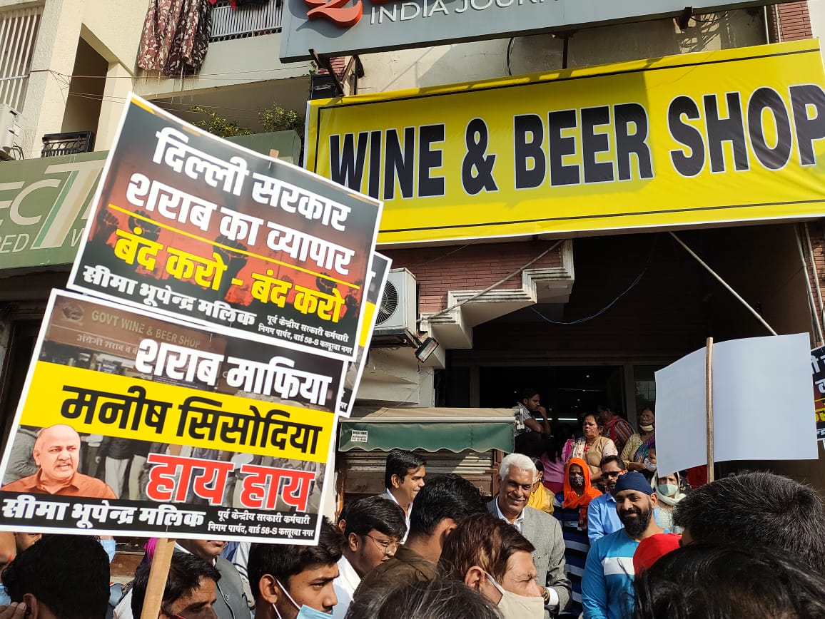 BJP continues slugfest with AAP over new liquor stores in Delhi