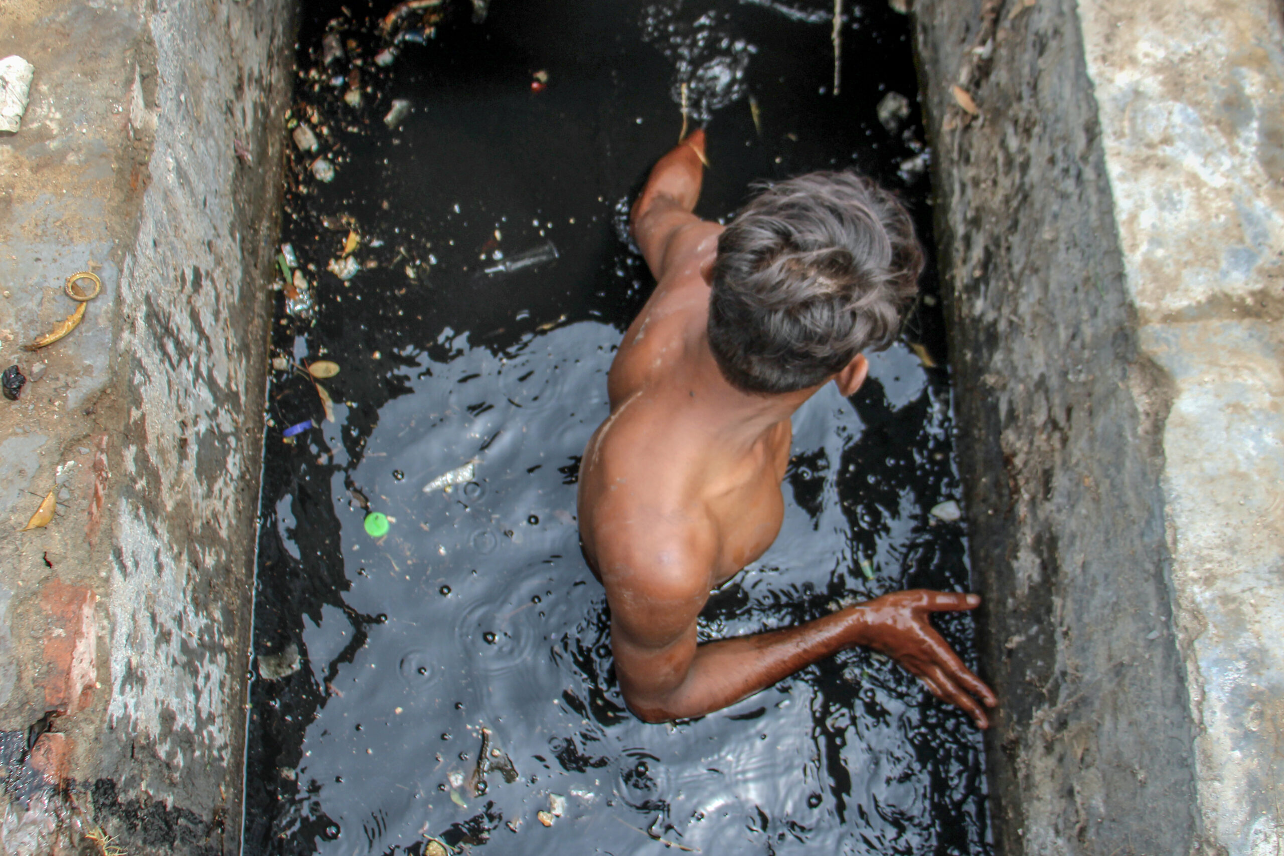 Unsafe sewer cleaning persists despite legal prohibitions