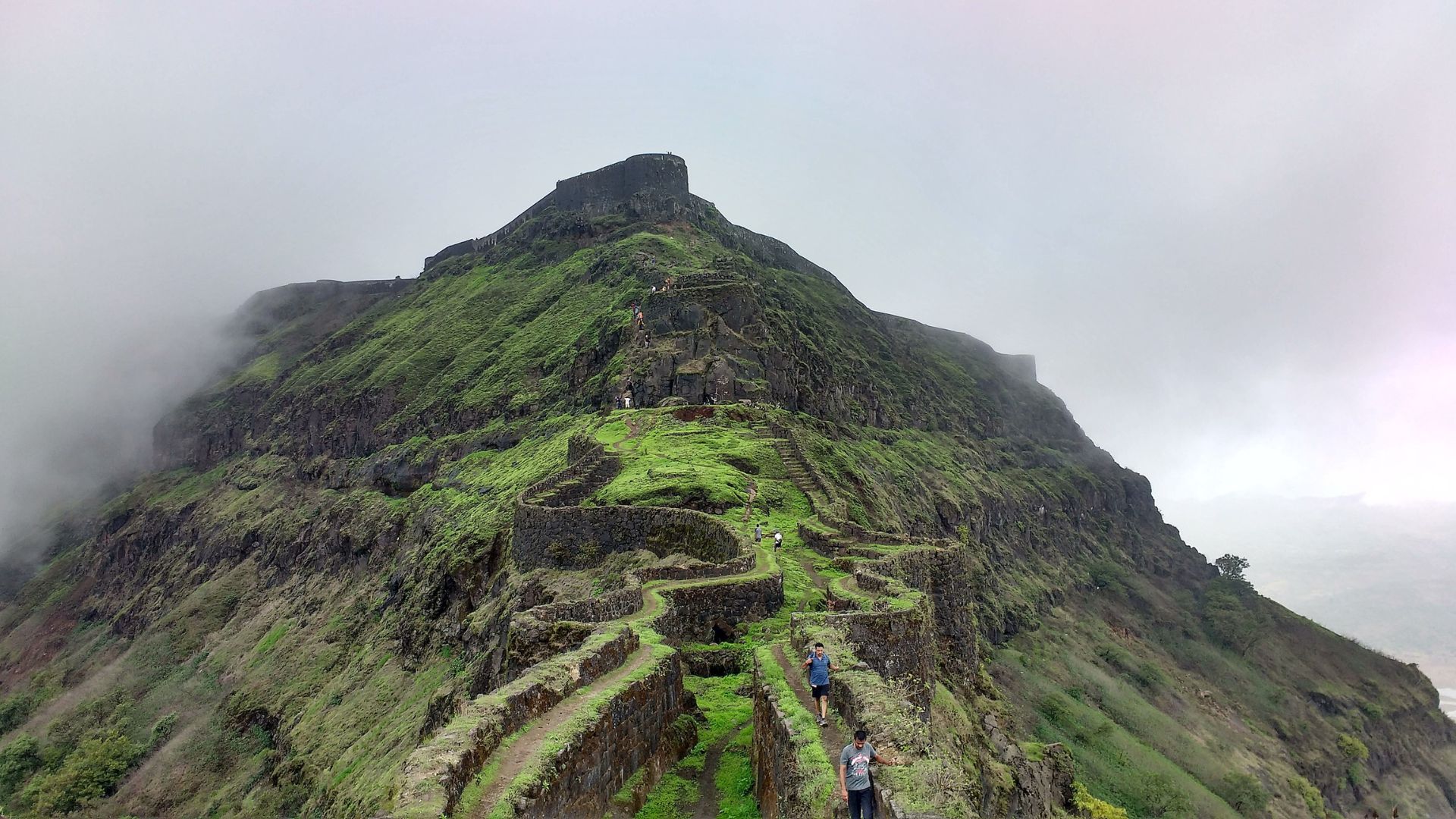 Clouds frequently cover the fort's ramparts during the monsoon (Photo: Wikimedia)