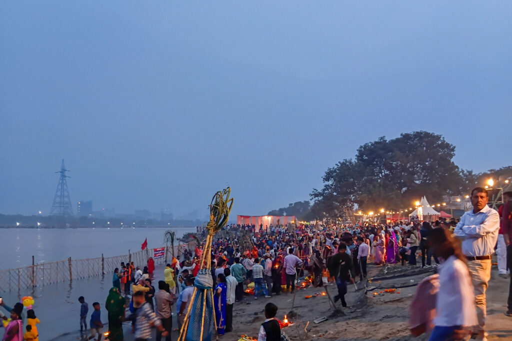 Thousands celebrate Chhath Puja in Delhi with devotional dips in Yamuna