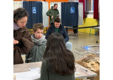 Right wing seeks to overturn 25-year Socialist rule in Paris